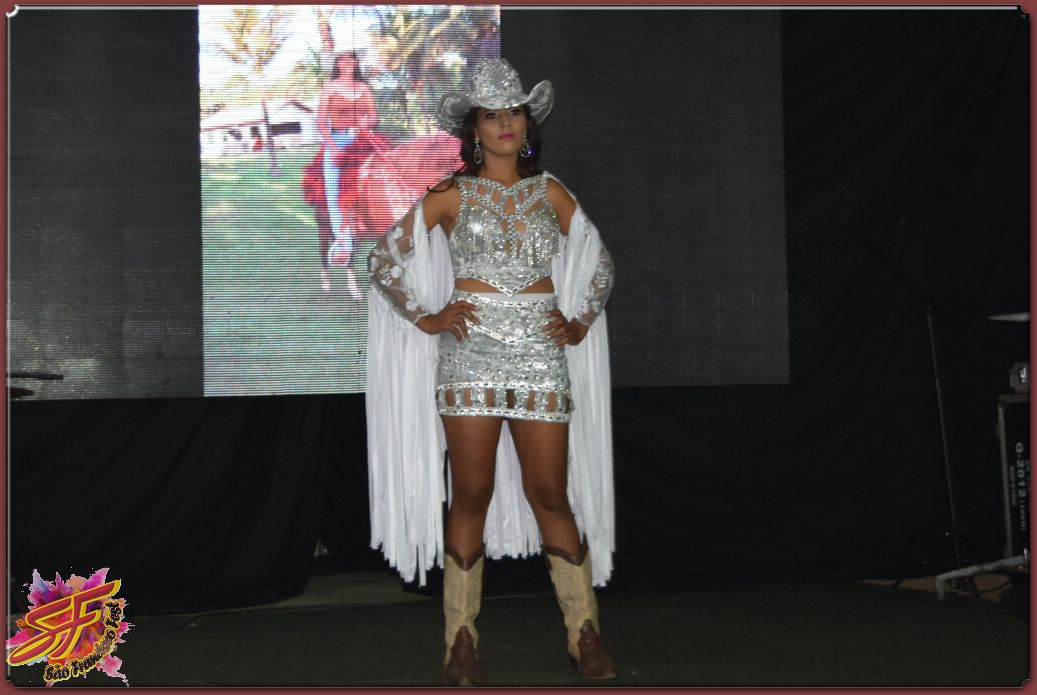 DESFILE DA RAINHA DA EXPOVALE 2019